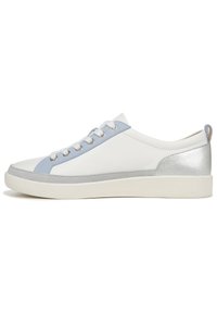 Witte leren sneaker met lichtblauwe accenten aan de zijkanten en een metallic zilveren hiel. Voorzien van een gestructureerde zool en zes ogen voor veters.