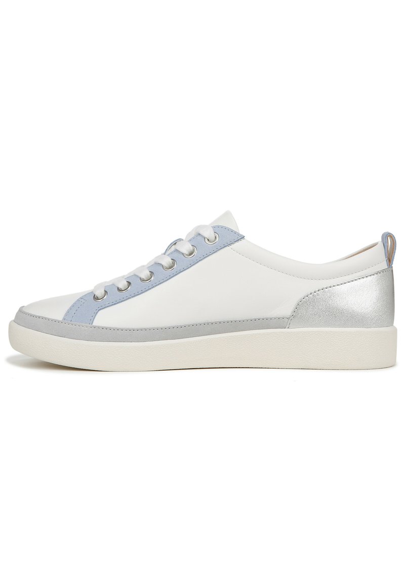 Witte leren sneaker met lichtblauwe accenten aan de zijkanten en een metallic zilveren hiel. Voorzien van een gestructureerde zool en zes ogen voor veters.