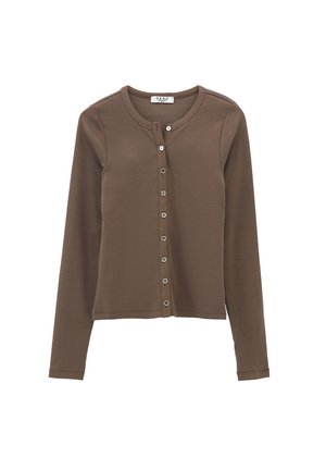 Camisa marrón de manga larga abotonada con cuello redondo, textura acanalada, cierre frontal de botones y diseño ajustado.