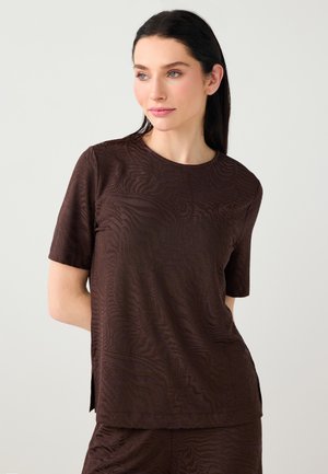 Brązowy krótki top z krótkim rękawem, ozdobiony teksturowanym, falistym wzorem, okrągłym dekoltem i bocznymi rozcięciami dla dodatkowego efektu i wygody.