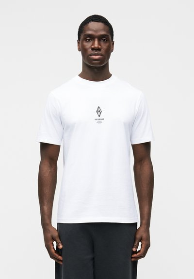 Λευκό βαμβακερό t-shirt με κεντρικό μαύρο λογότυπο. Στρογγυλή λαιμόκοψη και κοντά μανίκια, υφασμάτινη υφή με λεία επιφάνεια.