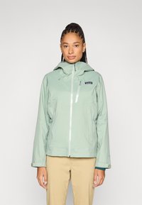 Svetlo zelena nepremočljiva jakna s kapuco, ki ima sprednji zadrgo, stranske žepke in logotip na prsih. Gladek tekstura in praktičen dizajn.