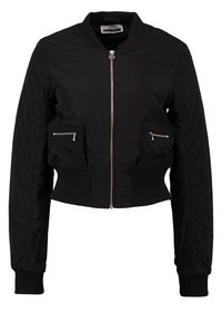 Svart cropped bomberjacka med ribbade ärmslut och midja, framdragkedja och två framfickor med dragkedja.