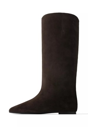 Botte haute en daim noir avec semelle plate et bout arrondi, montrée de côté sur fond blanc.