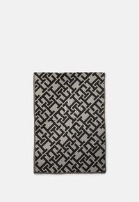 Sort og grå mønstrede tæpper med et geometrisk design. Blød tekstur med frynser i kanterne og rektangulær form. Måler ca. standard størrelse.