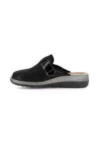 Zoccolo nero senza lacci con superficie testurizzata, accento in vernice lucida, soletta imbottita e suola in gomma spessa. Caratterizzato da una cinta a strappo.