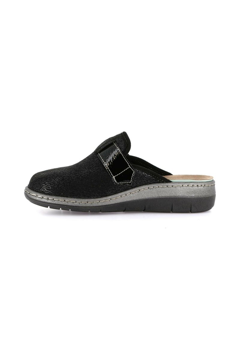 Zoccolo nero senza lacci con superficie testurizzata, accento in vernice lucida, soletta imbottita e suola in gomma spessa. Caratterizzato da una cinta a strappo.