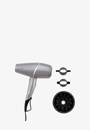 Secador de pelo plateado con un diseño elegante, que incluye un accesorio concentrador negro y dos clips negros. Superficie suave con bordes curvados.