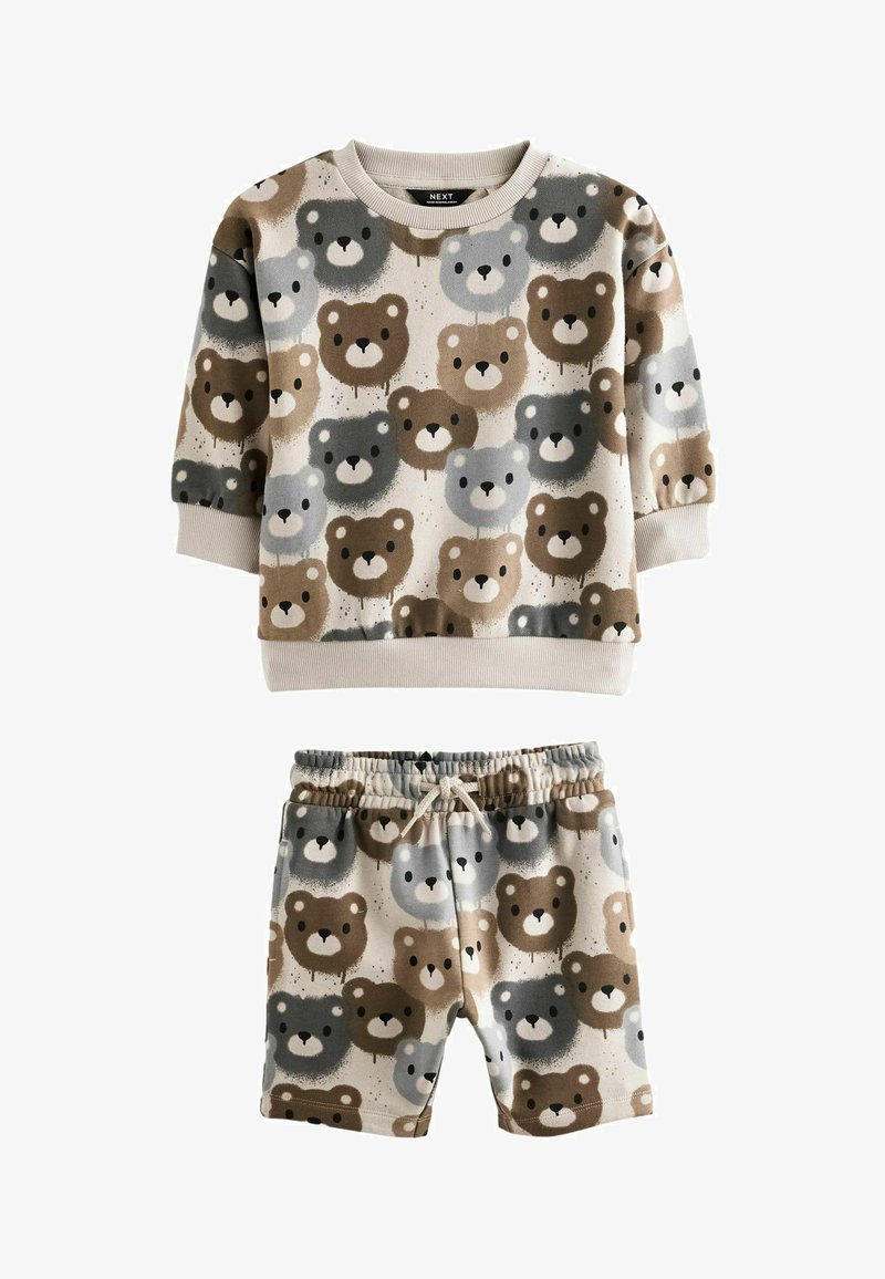 Baumwolloutfit für Kleinkinder, bestehend aus einem beigen Sweatshirt mit Bärenmuster und passenden Shorts, in neutralen Tönen von Braun, Grau und Weiß.