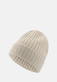 Virkattu pipo vaaleassa beigesävyssä, jossa on pystysuora ribbikuvio, pehmeä pinta ja käännettävä puhvu, joka tuo lisälämpöä ja istuvuutta.