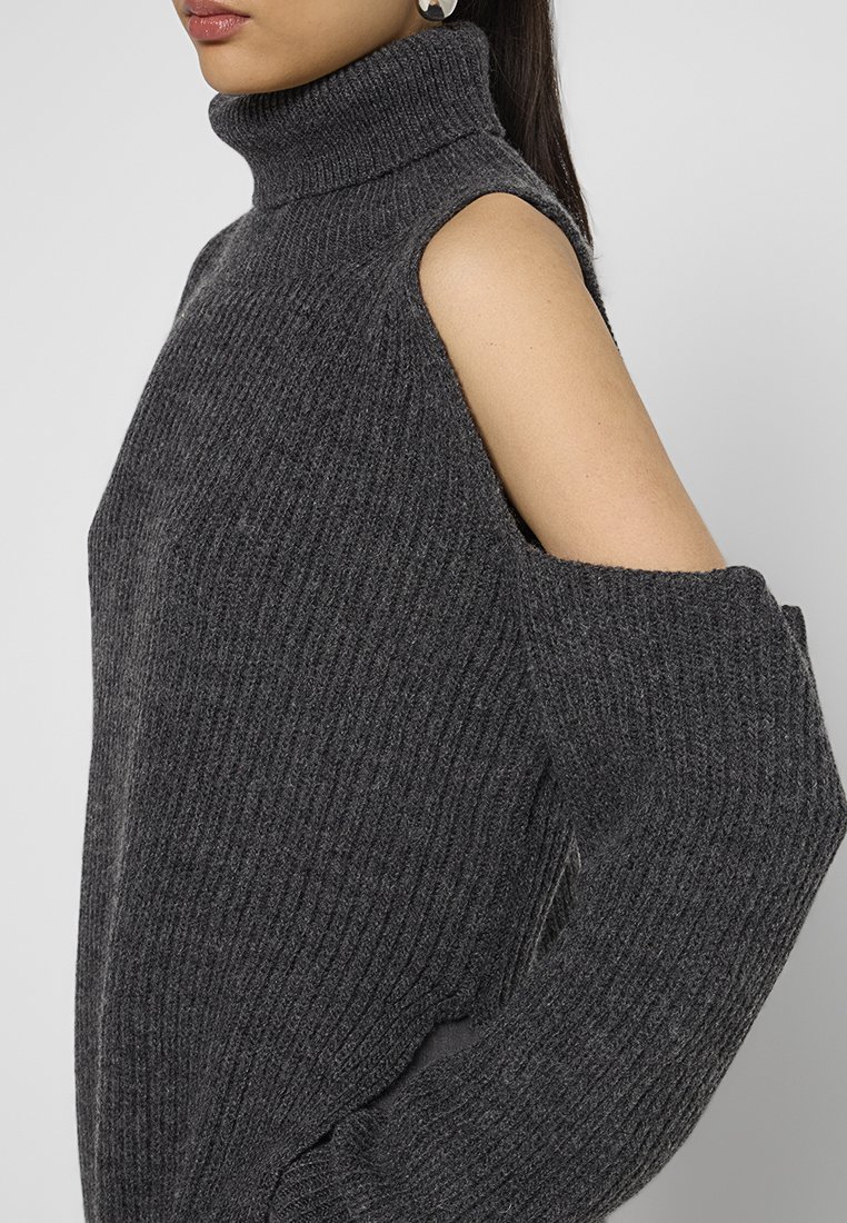 Maglione grigio a collo alto con coste, caratterizzato da spalle scoperte, maniche lunghe e un design a maglia texturizzata.
