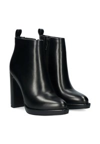 Stivaletti neri con tacco realizzati in pelle sintetica liscia. Presentano una punta arrotondata, chiusura con zip laterale e linguette ad anello per facilitare la calzata.