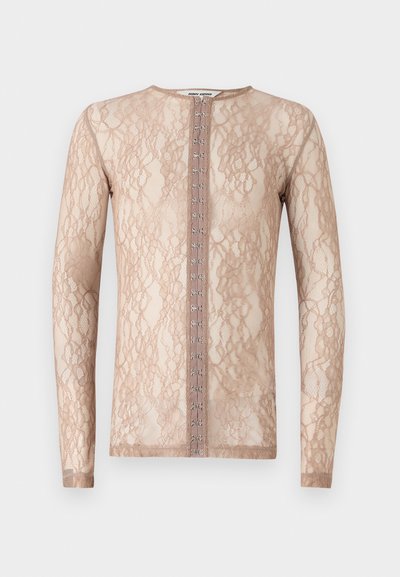 Rózsaszín, csipkés, hosszú ujjú blúz, elülső fémkapoccsal, finom virágmintával és sima felülettel.