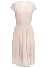 Robe rose pâle, longueur genou, en tissu léger. Présente des plis verticaux sur le corsage, des manches courtes et une taille cintrée.