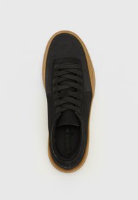 Lacoste AURA CLUB - Sporta apavi - black