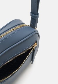 Tommy Hilfiger REFINED CAMERA BAG - Keresztpántos táska - faded ink