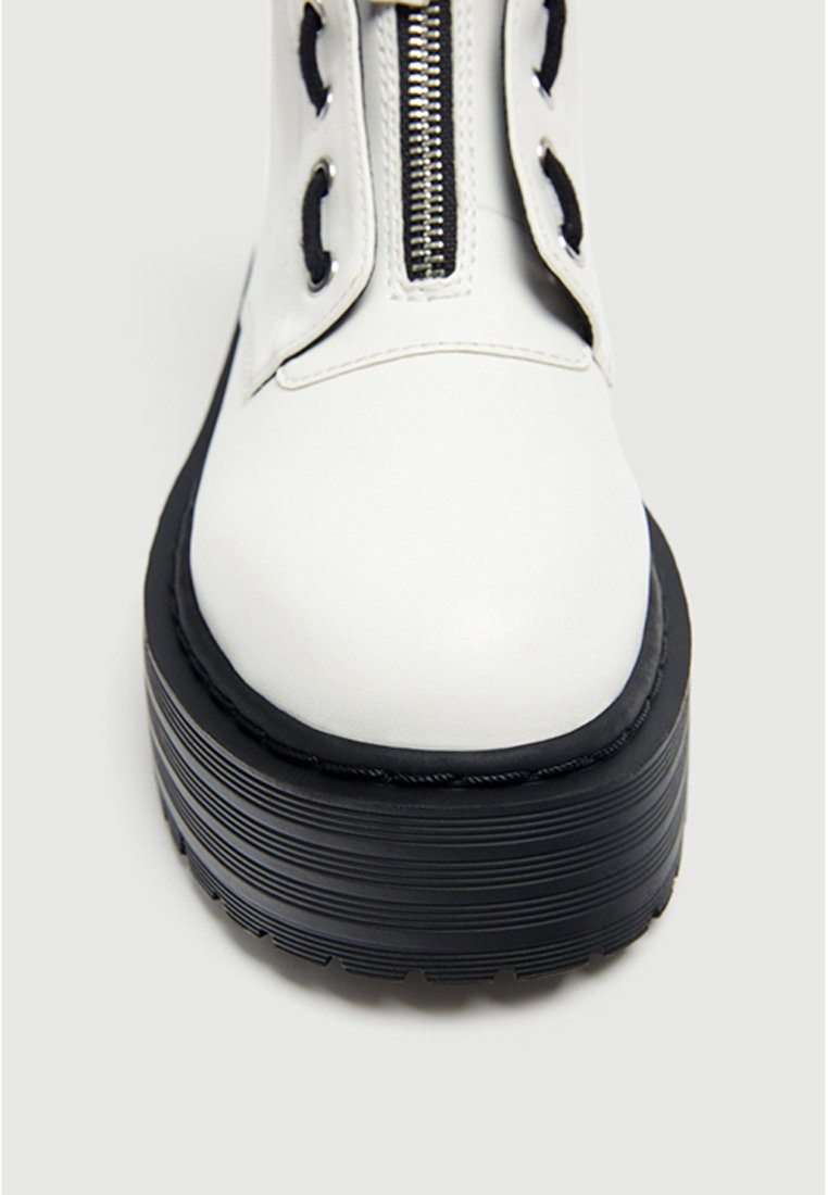 MIT REISSVERSCHLUSSDETAIL Korte laarzen white MIT REISSVERSCHLUSSDETAIL Korte laarzen white