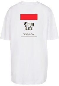 Balta medvilninė marškinėlių tipo maikutė su raudona stačiakampio forma grafika ir juodu tekstu "Thug Life" virš "DEAD COOL" su horizontalia linija apačioje.