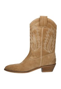 Bota de vaquero de ante marrón con patrones bordados, punta ligeramente cónica, tacón de madera bajo y una lengüeta en la parte superior para ponérsela fácilmente.