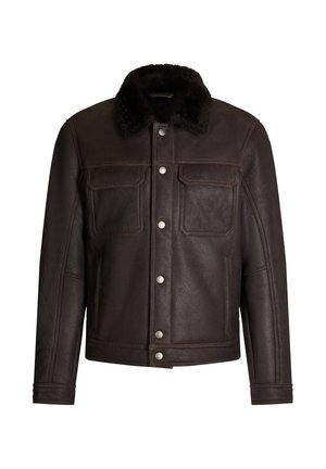 Donkerbruine leren jas met een zwarte nepbontkraag, voorzien van twee voorzakken, zilverkleurige accessoires en een stevige knoopsluiting.