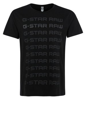 Czarny t-shirt z krótkim rękawem z powtarzającym się ciemnoszarym napisem "G-STAR RAW" drukowanym pionowo z przodu.