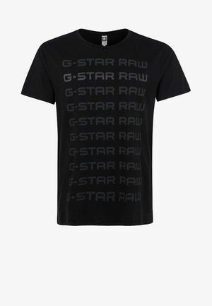 Schwarzes Kurzarm-T-Shirt mit wiederholtem dunkelgrauem "G-STAR RAW"-Text, der vertikal auf der Vorderseite bedruckt ist.