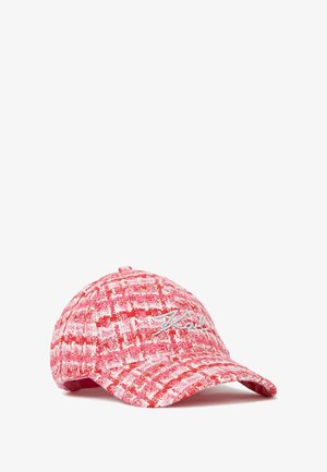 Lyserød og hvid vævet baseballkasket med buet skygge og sølvbroderet logo foran.