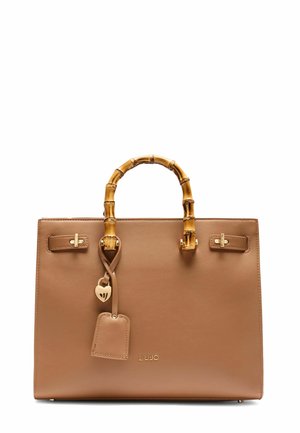 Borsa a mano in finta pelle marrone con manico in bambù, dettagli in metallo dorato e etichetta a forma di cuore. Texture liscia e forma rettangolare.