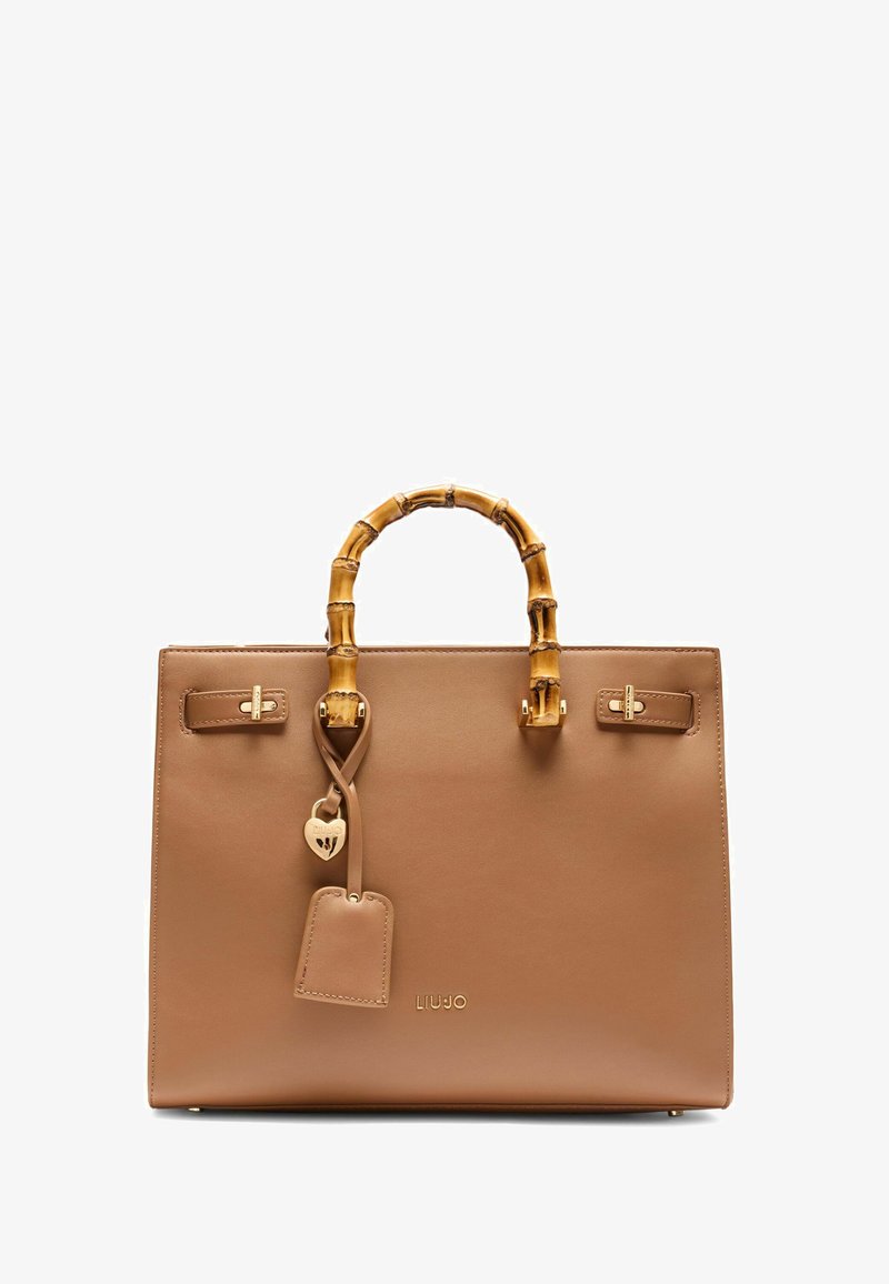 Borsa a mano in finta pelle marrone con manico in bambù, dettagli in metallo dorato e etichetta a forma di cuore. Texture liscia e forma rettangolare.