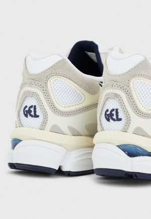 Trainers - off-white