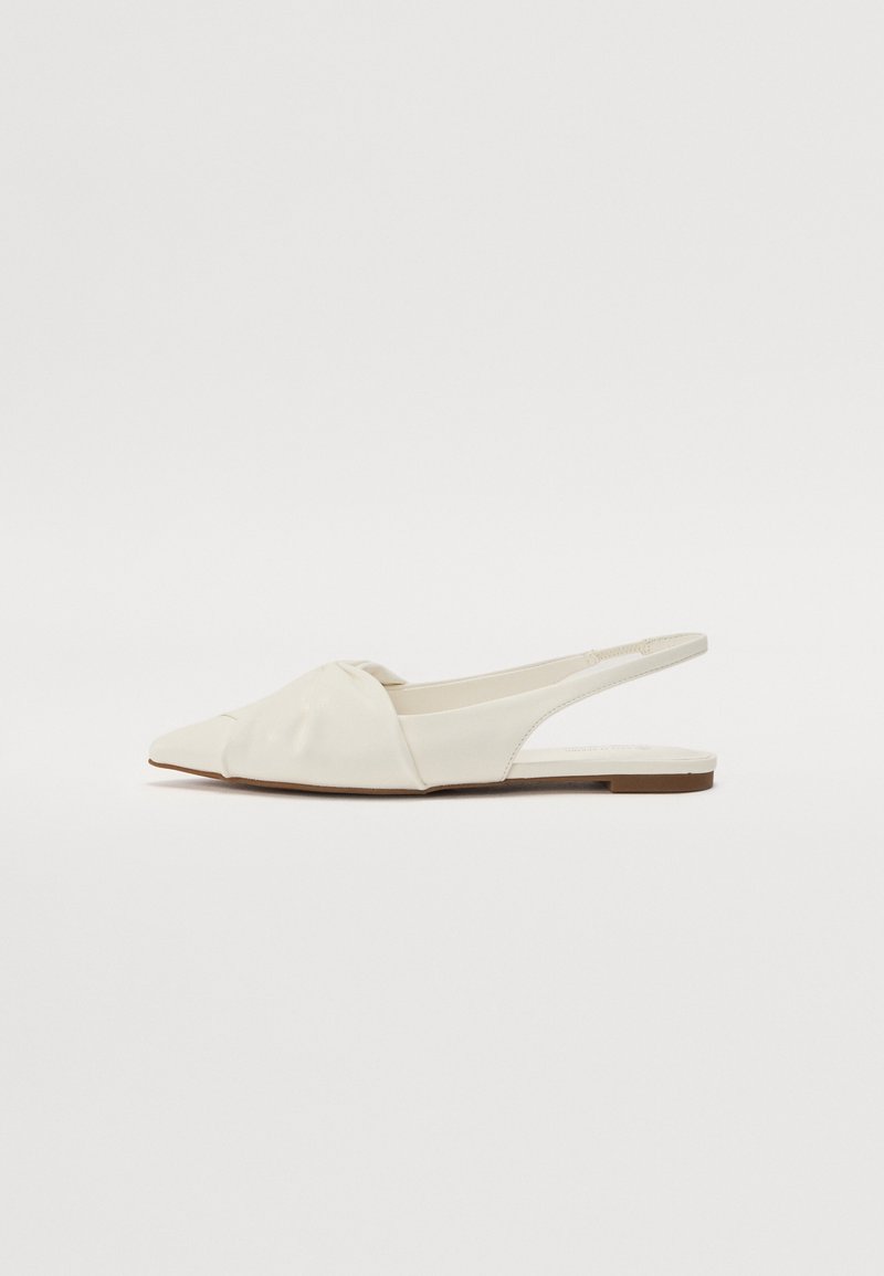 Chaussure plate slingback couleur crème avec bout pointu et détails froncés à l’avant, vue de profil sur fond blanc.