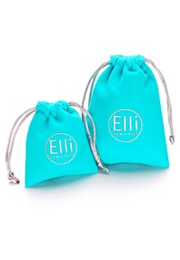 Türkise Stoff-Schmuckbeutel, einer größer und einer kleiner, mit silbernen Zugverschluss und dem weiß aufgedruckten Logo "Elli We Love Jewels."