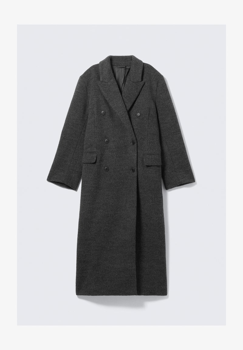 Manteau en laine gris foncé, longueur genou, avec un devant croisé, de larges revers, deux poches avant et une doublure intérieure lisse.