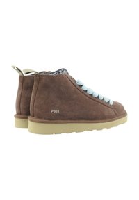 Stivali alla caviglia in suede marrone con lacci azzurri, suole in gomma e colletto imbottito. Presentano la scritta "P001" stampata sul lato.