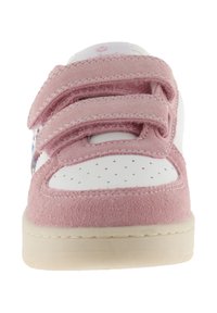 Scarpa da ginnastica rosa e bianca con tomaia in camoscio, punta perforata e due cinturini in velcro. Presenta un design con accenti pastello sul lato.