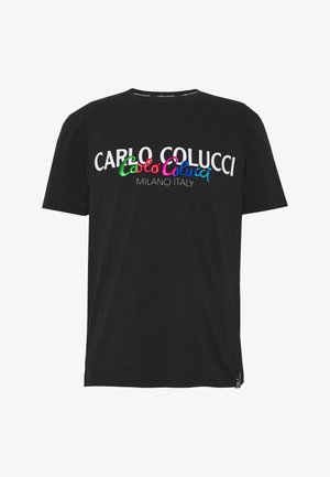 Czarny krótki rękaw T-shirt z napisem "CARLO COLUCCI" w białej, kolorowej czcionce oraz "MILANO ITALY" napisanym na biało poniżej tekstu.