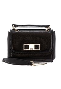 Sac à main en simili cuir noir texturé avec une chaîne et une sangle en argent. Dispose d'une fermeture accentuée en or et d'un logo à l'avant. Design compact.