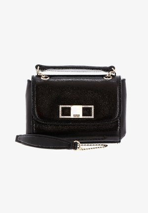 Borsa a tracolla in ecopelle nera con texture, dotata di una catena e di una tracolla in argento. Presenta una chiusura accentuata in oro e un logo sul davanti. Design compatto.