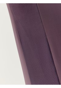 Lilla stof med en glat sektion og et struktureret, perforeret mønster. Har et sømløst design med kontrasterende nuancer af lilla.