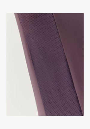 Lila Stoff mit einem glatten Abschnitt und einem strukturierten, durchbrochenen Muster. Verfügt über ein nahtloses Design mit kontrastierenden Schattierungen von Lila.