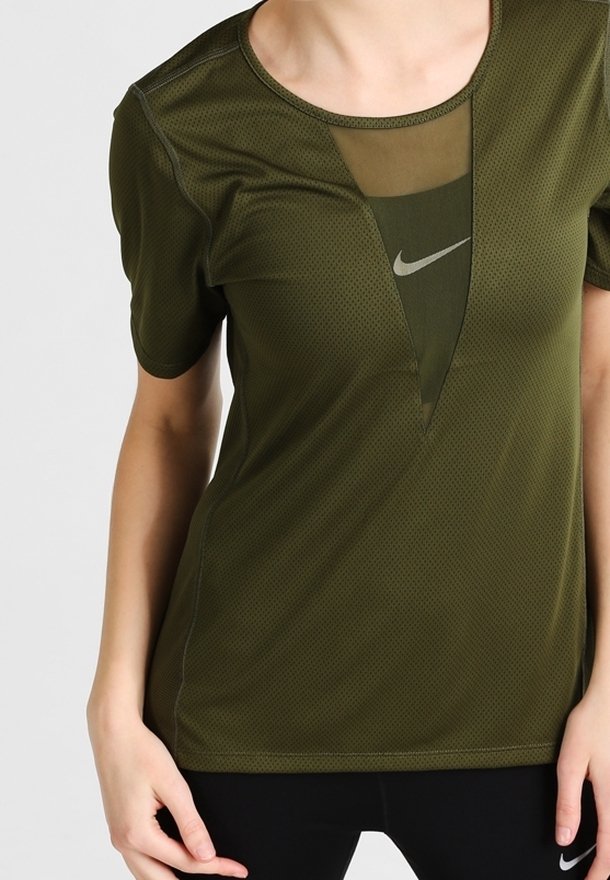 Oliwkowa, krótkozwyczna koszulka sportowa z siateczkowymi wstawkami i logo Nike. Posiada luźny krój oraz oddychający, teksturowany materiał.