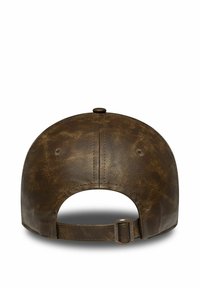 Cappello in pelle marrone con finitura testurizzata, visiera curva, cinturino regolabile sul retro e dettaglio con bottone sulla parte superiore.
