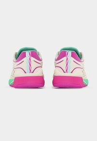 Ζευγάρι λευκά αθλητικά παπούτσια με ροζ, τιρκουάζ και μοβ λεπτομέρειες, εμφανιζόμενα από την φτέρνα, σε λευκό φόντο.