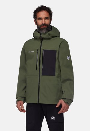 Veste verte imperméable avec capuche, zip avant et poche poitrine noire. Comprend un logo sur la manche et un tissu texturé.