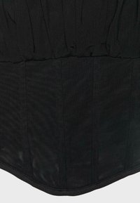 Corset structuré noir avec baleines verticales et détails froncés sur le bord supérieur.