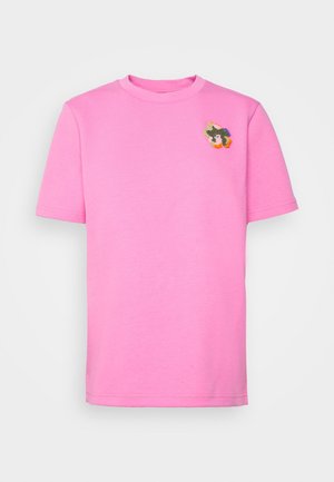 T-shirt rose manches courtes avec un petit motif floral coloré brodé près de l'épaule gauche.
