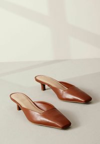 Next SIGNATURE FOREVER COMFORT CHISEL TOE KITTEN - REGULAR FIT - Pantolette flach - brown