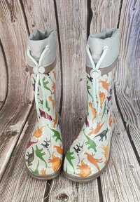 Bottes de pluie en caoutchouc colorées avec un dessus gris, dotées d'un motif d'animaux variés en orange, vert, noir et rose sur un fond blanc.