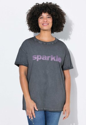 Šedé oversized tričko s kulatým výstřihem a ohrnutými krátkými rukávy. Na přední straně je nápis "sparkle" v purpurovém třpytu.
