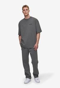Pegador LOGO WIDE PANTS - Pantalones deportivos - washed anthracite